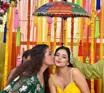 नीताको मेहन्दी कार्यक्रम- रेखाले चुम्बन गरिन्, प्रकाशले छाता ‌ओढाए